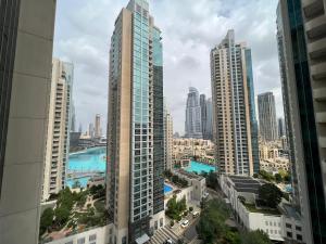 een uitzicht op de skyline van de stad met hoge gebouwen bij BLVBD Central Full Burj View 1402 in Dubai