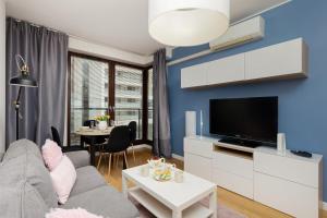 Ruang duduk di Siedmiogrodzka Apartment with Balcony & Parking Warsaw Wola by Renters