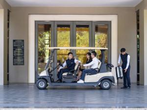 un grupo de hombres sentados en un carro de golf en Dongguan Forum Hotel and Apartment - Former Pullman hotel Dongguan Forum, en Dongguan