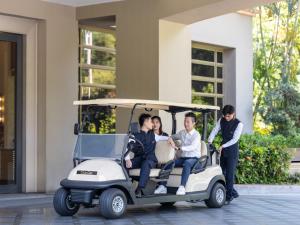 un grupo de personas en un carro de golf en Dongguan Forum Hotel and Apartment - Former Pullman hotel Dongguan Forum, en Dongguan