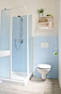 ヴェローナにあるCasa Corinnaの青いタイル張りのバスルーム(トイレ、シャワー付)