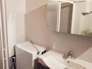 La salle de bains blanche est pourvue d'un lavabo et d'un miroir. dans l'établissement Il nido di Torre Lorenzetta, à Massa Martana