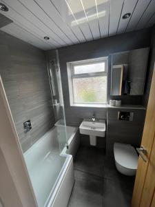 uma pequena casa de banho com WC e lavatório em 2 bed semi-detached house em Warrington