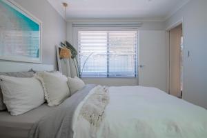 Ένα ή περισσότερα κρεβάτια σε δωμάτιο στο Mindarie Retreat +15 φωτογραφίες