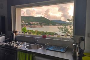 un lavandino da cucina e una finestra con vista di Villa contemporaine climatisée, vue mer exceptionnelle, à quelques mètres de la plage a Pietrosella