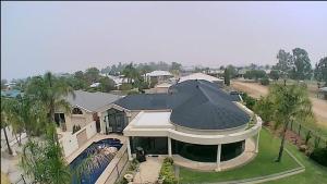 uma vista superior de uma casa com um telhado preto em Luxury at Linthorpe em Yarrawonga