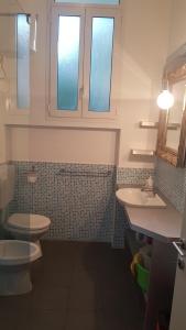 La salle de bains est pourvue de toilettes et d'un lavabo. dans l'établissement Villa Gardenia, à Eraclea Mare