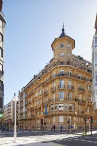 a large building on the corner of a street at Pensión Alemana in San Sebastián