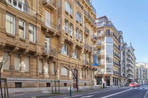 a building on the side of a city street at Pensión Alemana in San Sebastián