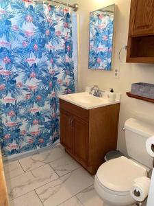 y baño con aseo, lavamanos y cortina de ducha. en SUITE Queen Apart South-Bay Beaches en Gardena