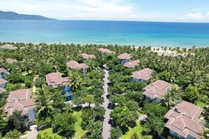 una vista aerea di un resort con palme e oceano di Premier Village Danang Resort Managed By Accor a Da Nang