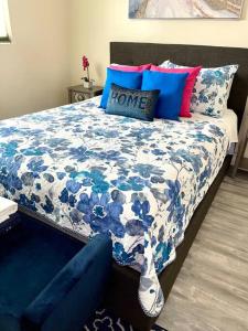 um quarto com uma cama azul e branca com almofadas em SUITE Queen Apart South-Bay Beaches em Gardena