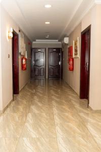 un pasillo de un hotel con suelo y puertas de madera en بروج السالمية للشقق المخدومة Brouj Al salmiya apartments Serviced en Dammam