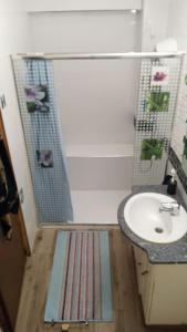 a small bathroom with a sink and a shower at piso completo. in San Vicente del Raspeig