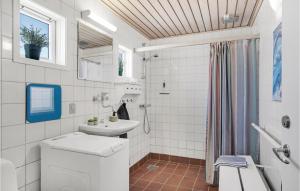 Uma casa de banho em Beautiful Home In Pandrup With Wifi