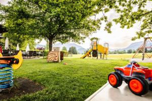 un parque infantil con un coche de juguete sobre una mesa en Gasthof Wiesenhof, en Strobl