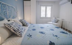 ペスカーラにあるCasa al mareのベッドルーム1室(青と白の掛け布団付きのベッド1台付)