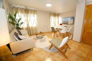 - un salon avec un canapé et une table dans l'établissement Sunny Apartment in Altea near the beach, à Altea
