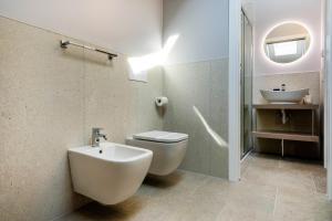 ein Bad mit einem WC und einem Waschbecken in der Unterkunft DOMO Premium Apartments - Trieste Mazzini in Triest