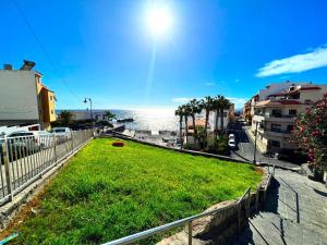 Vom Balkon eines Hauses genießen Sie Meerblick. in der Unterkunft ALCAMAR Alquiler de Habitaciones con cocina y baño compartido y balcón con vista al mar! in Alcalá