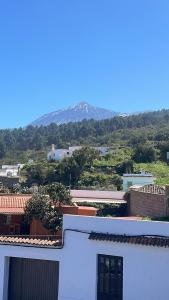 un edificio blanco con vistas a la montaña en La Casa de Mami II, en Tanque