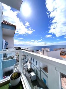 a balcony with a view of the ocean at ALCAMAR Alquiler de Habitaciones con cocina y baño compartido y balcón con vista al mar! in Alcalá