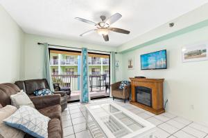 ein Wohnzimmer mit Sofa und Kamin in der Unterkunft Harbor Place 206 in Gulf Shores