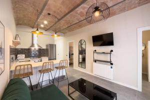 cocina y sala de estar con sofá y sillas en New 2 bedroom apartment in Plaza España, en Barcelona