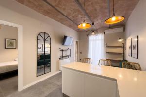 cocina con encimera y sillas en una habitación en New 2 bedroom apartment in Plaza España, en Barcelona