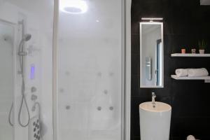 Zdjęcie z galerii obiektu Chablis Spa : Premier Cru (balnéo/douche-hammam) w mieście Chablis