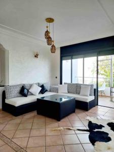 - un salon avec un canapé et une table basse dans l'établissement Lovely 2 bedrooms appartment with rooftop, à Temara