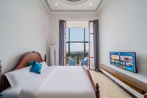 a hotel room with a bed and a tv at April Fair Duplex Apartment Guagnzhou South Railway Station Min Jie Branch in Guangzhou