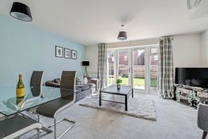 sala de estar con mesa de cristal en Beautiful and Comfortable Home away from Home en Northampton