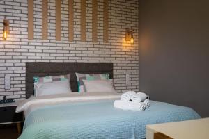 1 dormitorio con 1 cama con toallas en Escape at Meteora, en Kalambaka