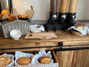 uma mesa com cestas de pão e bolos em Nonne Blanche em Ostend