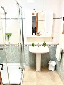 y baño con lavabo y ducha. en Luces Del Mar Beautiful bungalow with seaview near to Moraira en Benitachell