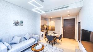 Posezení v ubytování STAY BY LATINEM Luxury 1BR Holiday Home CV B1503 near Burj Khalifa
