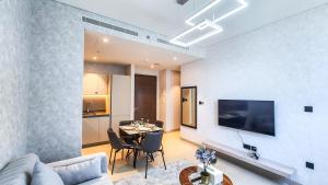 TV a/nebo společenská místnost v ubytování STAY BY LATINEM Luxury 1BR Holiday Home CV B1503 near Burj Khalifa
