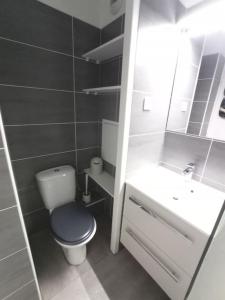 Vannas istaba naktsmītnē Cap Esterel Studio climatisé vue mer partielle