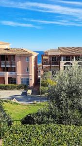widok na dwa budynki apartamentowe w mieście w obiekcie Cap Esterel Studio climatisé vue mer partielle w mieście Agay - Saint Raphael