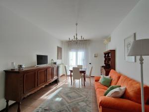 ein Wohnzimmer mit Couch und ein Esszimmer in der Unterkunft IseoLakeRental - GiannaRosa in Lovere