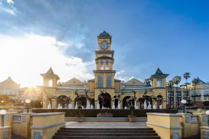 un edificio con una torre de reloj delante de él en Gold Reef City Hotel, en Johannesburgo