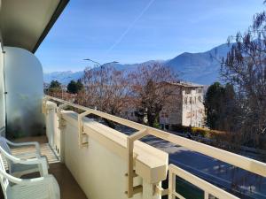 einen Balkon mit 2 Stühlen und Bergblick in der Unterkunft IseoLakeRental - GiannaRosa in Lovere