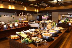 un buffet avec de nombreux types de nourriture différents dans l'établissement Ooedo Onsen Monogatari Premium Hotel Sokan, à Matsushima