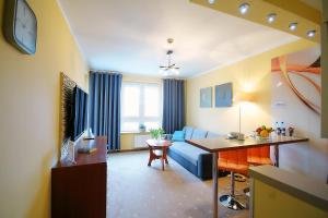 Televízia a/alebo spoločenská miestnosť v ubytovaní OnHoliday Apartamenty w Hotelu przy ul Kościuszki 16