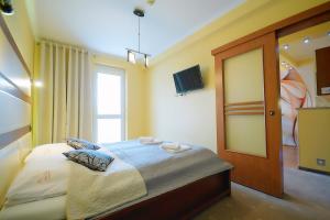 Posteľ alebo postele v izbe v ubytovaní OnHoliday Apartamenty w Hotelu przy ul Kościuszki 16