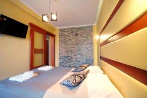 Posteľ alebo postele v izbe v ubytovaní OnHoliday Apartamenty w Hotelu przy ul Kościuszki 16