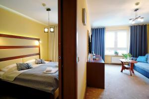 Posteľ alebo postele v izbe v ubytovaní OnHoliday Apartamenty w Hotelu przy ul Kościuszki 16