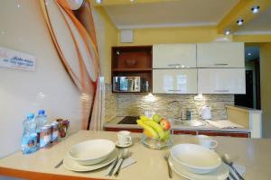 Kuchyňa alebo kuchynka v ubytovaní OnHoliday Apartamenty w Hotelu przy ul Kościuszki 16
