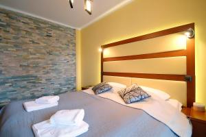 Posteľ alebo postele v izbe v ubytovaní OnHoliday Apartamenty w Hotelu przy ul Kościuszki 16